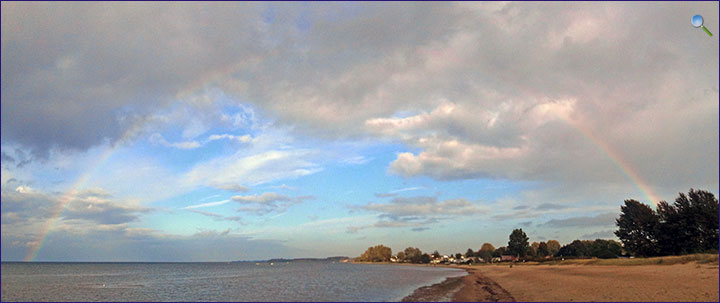 Abendstimmung und Regenbogen über dem Strand der Wohlenberger Wiek nahe dem Ostseepark Blaue Wiek